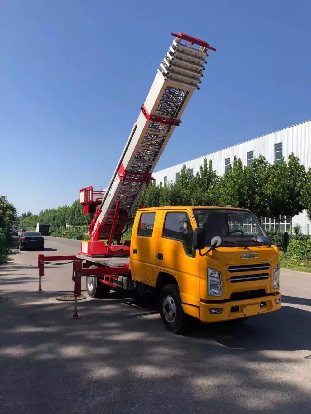 陵水附近的云梯车出租服务：轻松解决高空作业需求